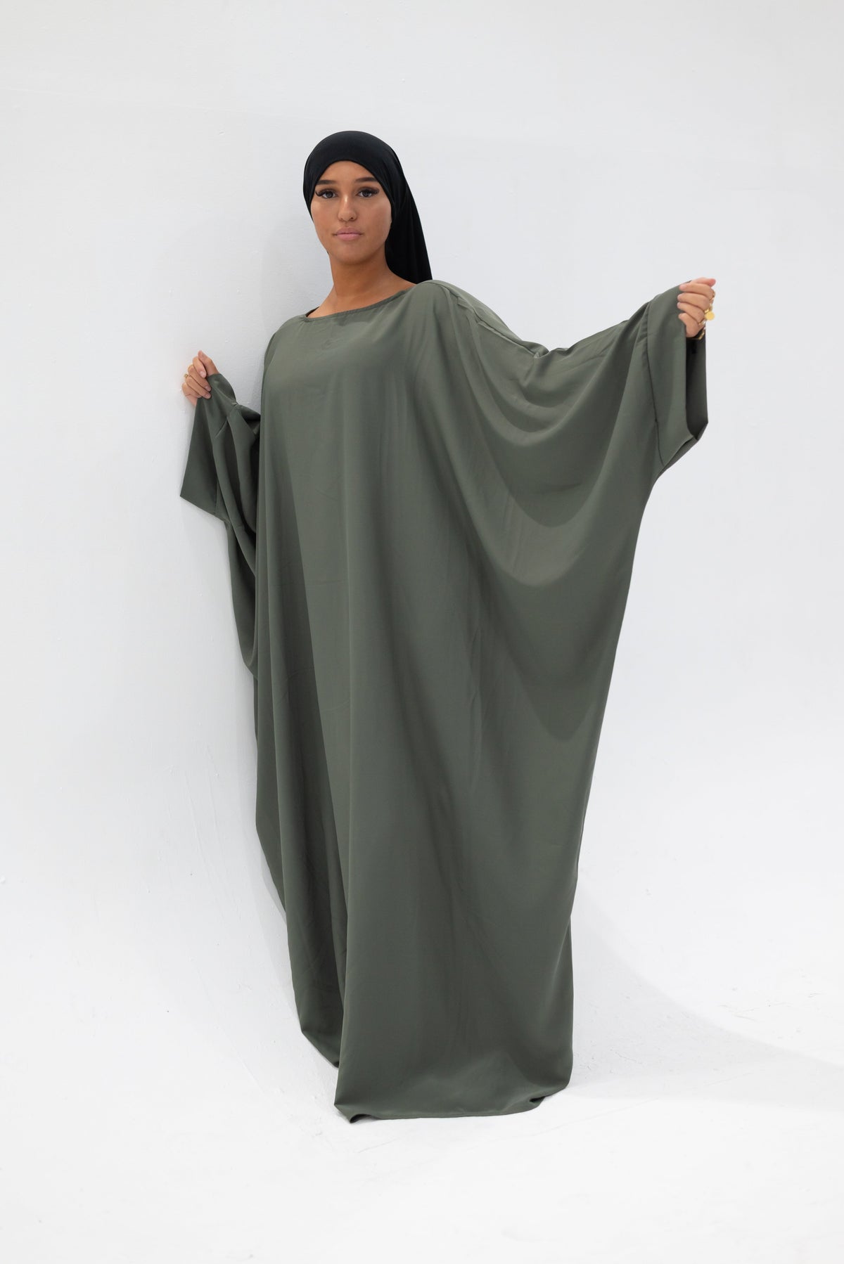 Abaya saoudienne personnalisable avec sfifa au choix – L’Atelier Alsamnt – vue 2