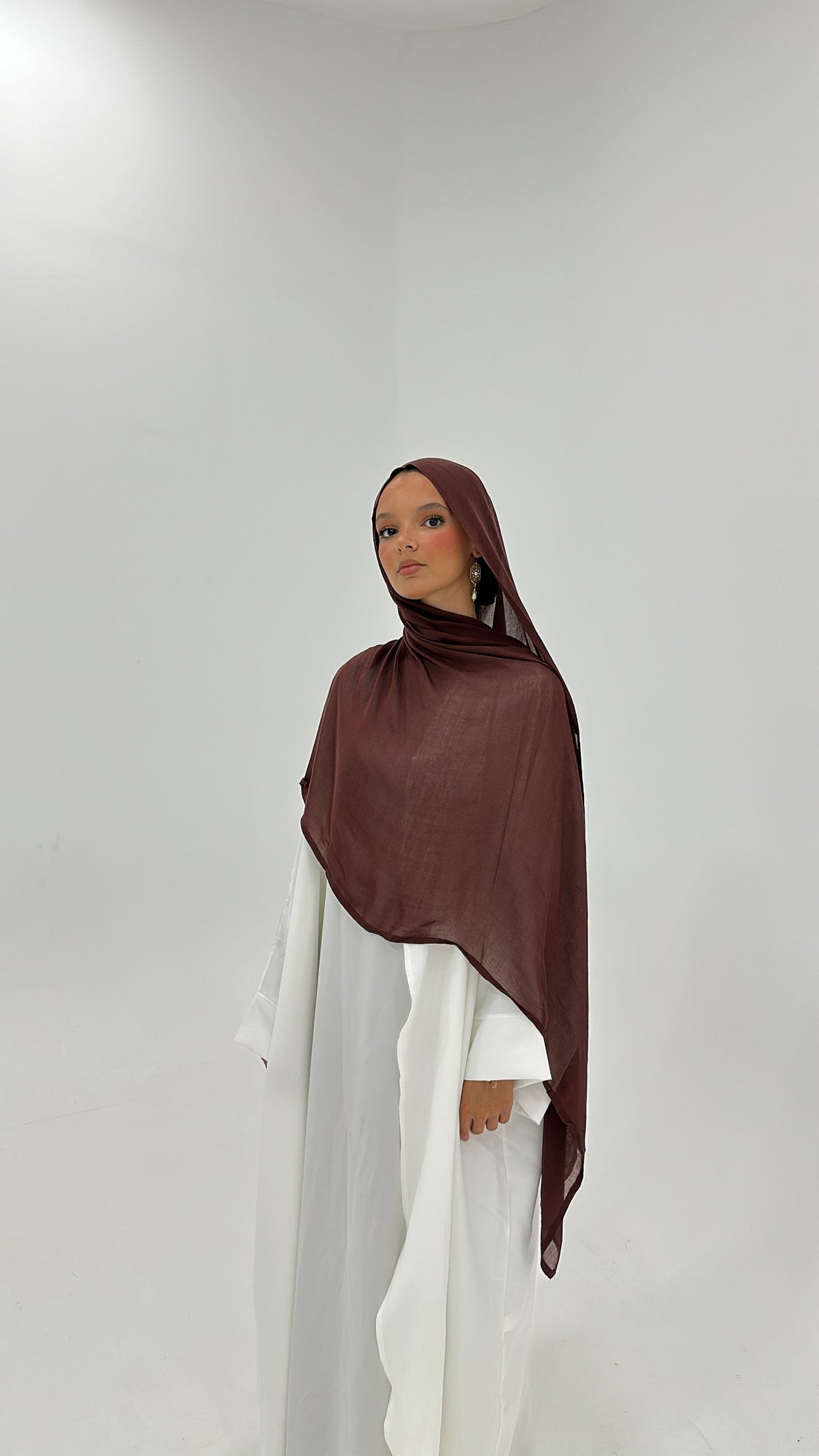 Hijab en modal marron chocolat – Alsamnt – vue 2