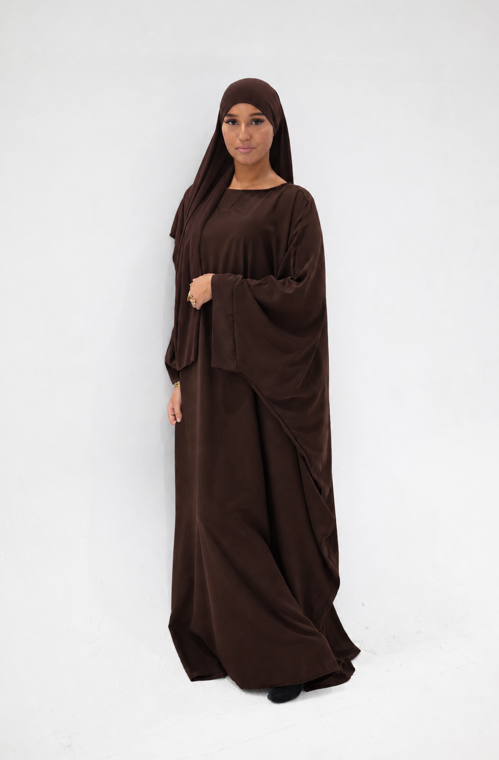 Abaya saoudienne personnalisable avec sfifa au choix – L’Atelier Alsamnt – vue 3