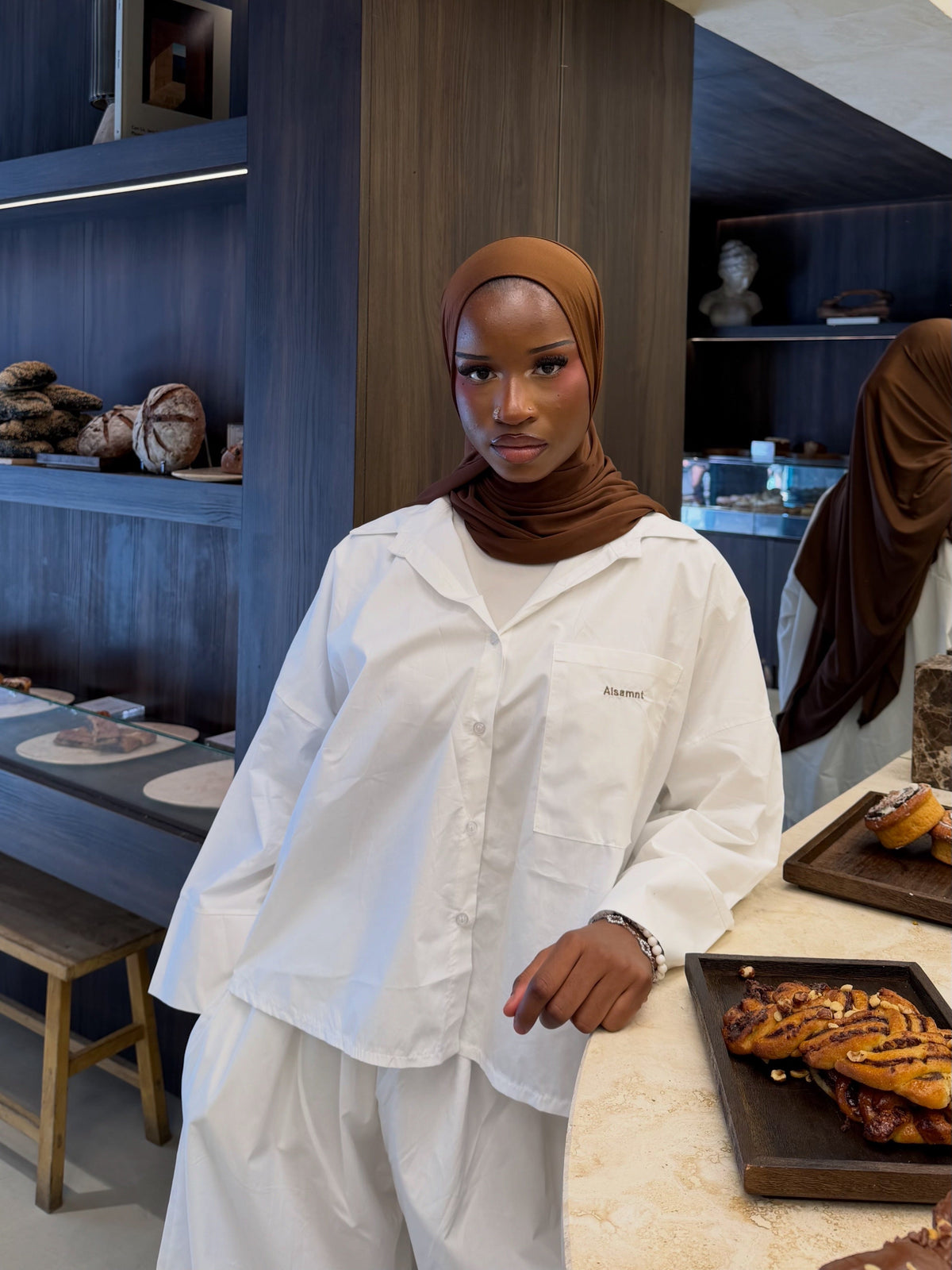 L’Ensemble Signature, chemise et pantalon oversize en coton – Alsamnt – vue 3