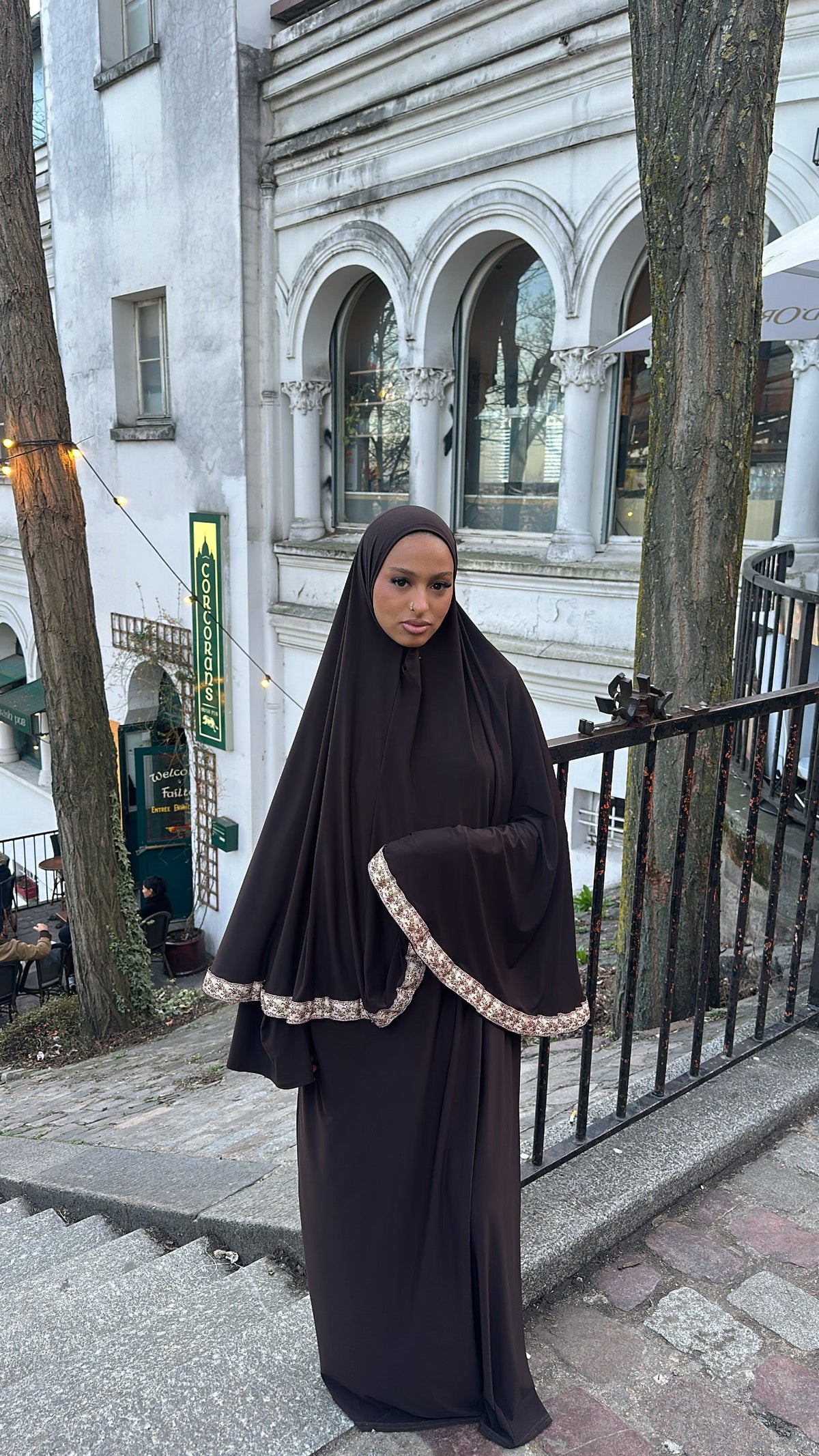 Ensemble Hayaa marron, abaya et khimar en jersey – Alsamnt – vue 2