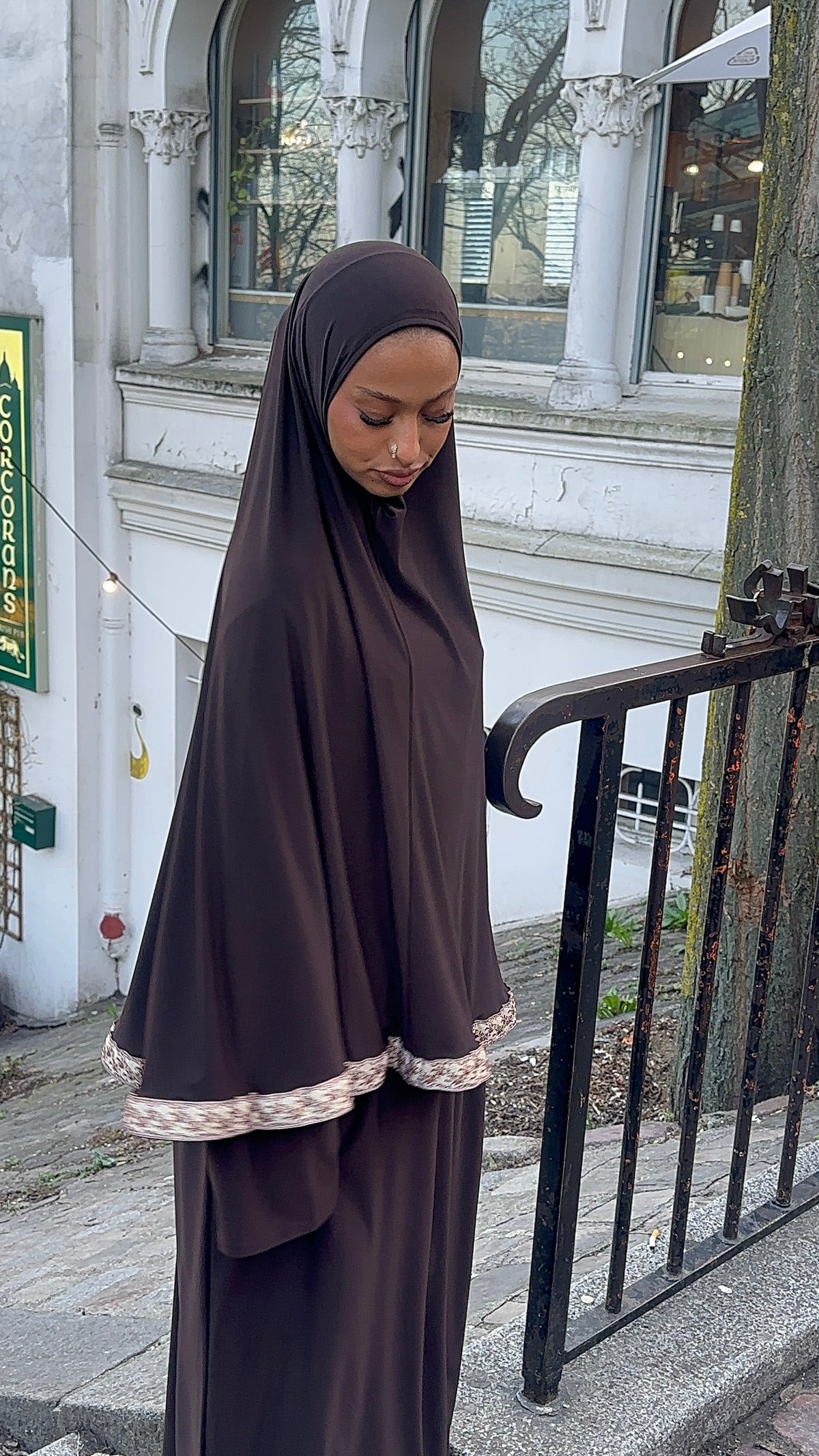 Ensemble Hayaa marron, abaya et khimar en jersey – Alsamnt – vue 3
