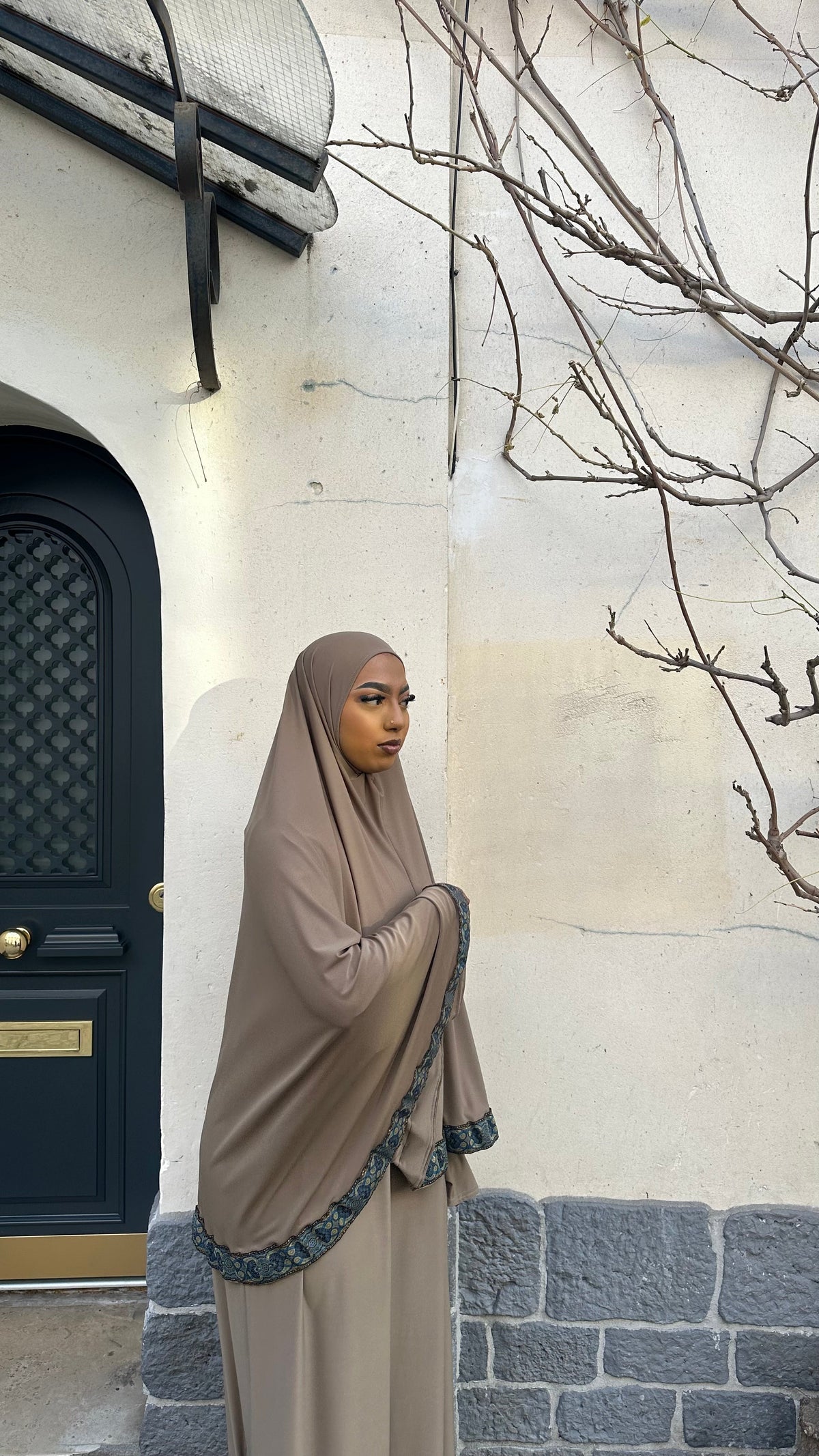 Ensemble Hayaa beige, abaya et khimar en jersey – Alsamnt – vue 2